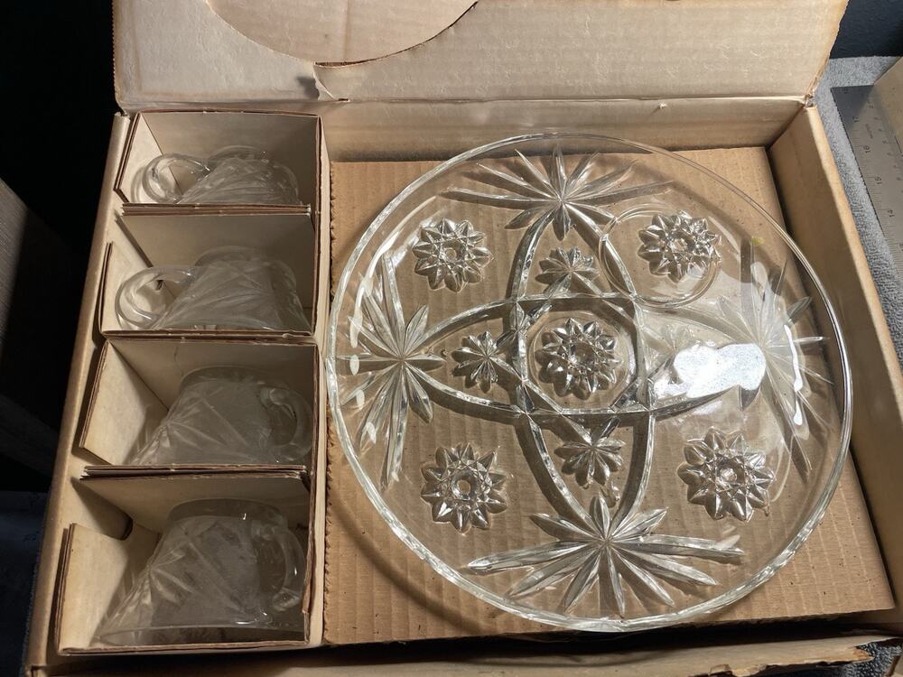 Vintage Anchor Hocking Early American Prescut 8 Pc Snack Set w/ Box EAPC